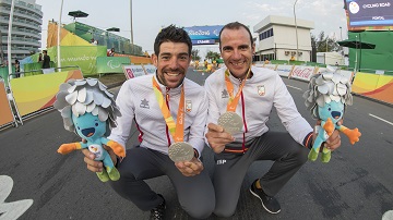  PLATA DEL TÁNDEM IGNACIO ÁVILA—JOAN FONT EN FONDO EN CARRETERA