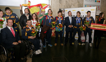 GRAN RECIBIMIENTO EN ESPAÑA AL EQUIPO PARALÍMPICO SOCHI 2014, CON SUS TRES MEDALLAS Y CINCO DIPLOMAS