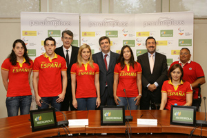 Fernando Becker, Miguel Cardenal y Miguel Carballeda, junto a miembros del Equipo Paralmpico Espaol