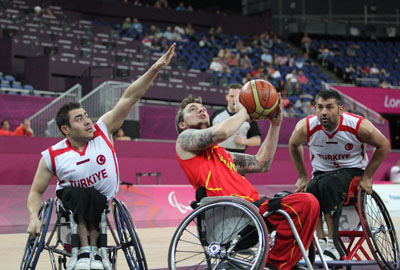 Algunos jugadores del equipo de baloncesto espaol en silla de ruedas en la cancha