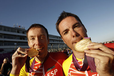 El tndem Venge-Llaurad mordiendo sus medallas de oro