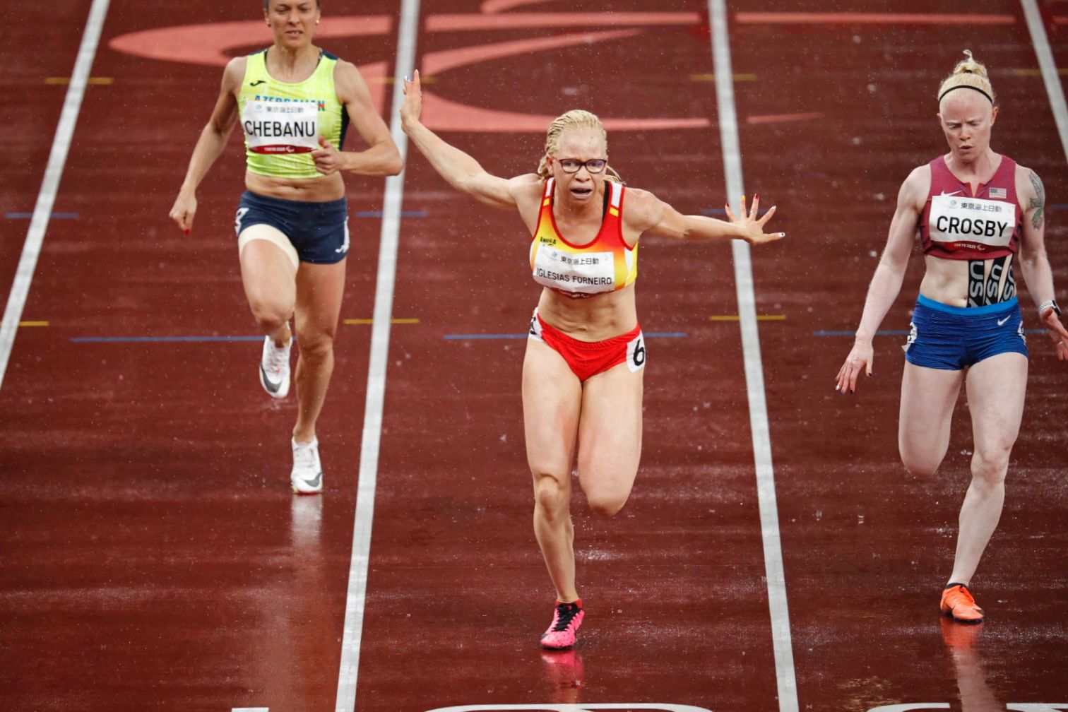 Adi Iglesias cruza la línea de meta de la final paralímpica de 100 metros en primera posición.