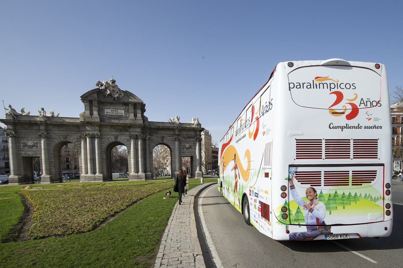 El autobús frente a la Puerta de Alcalá de Madrid