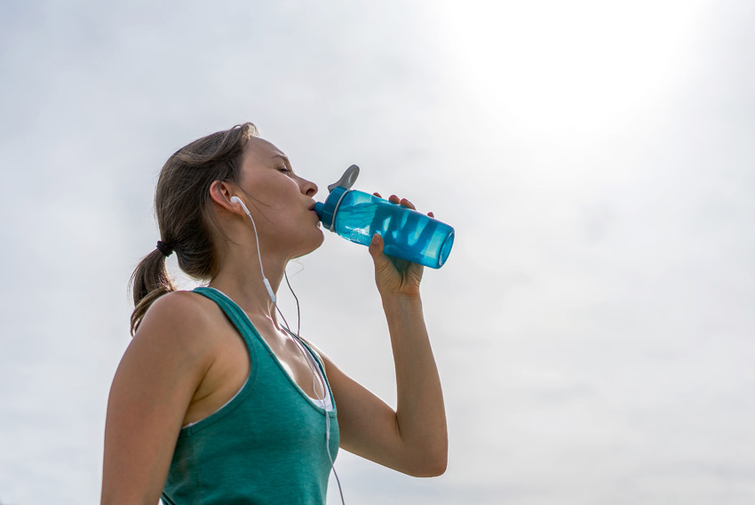 Deportista bebiendo agua tras hacer ejercicio