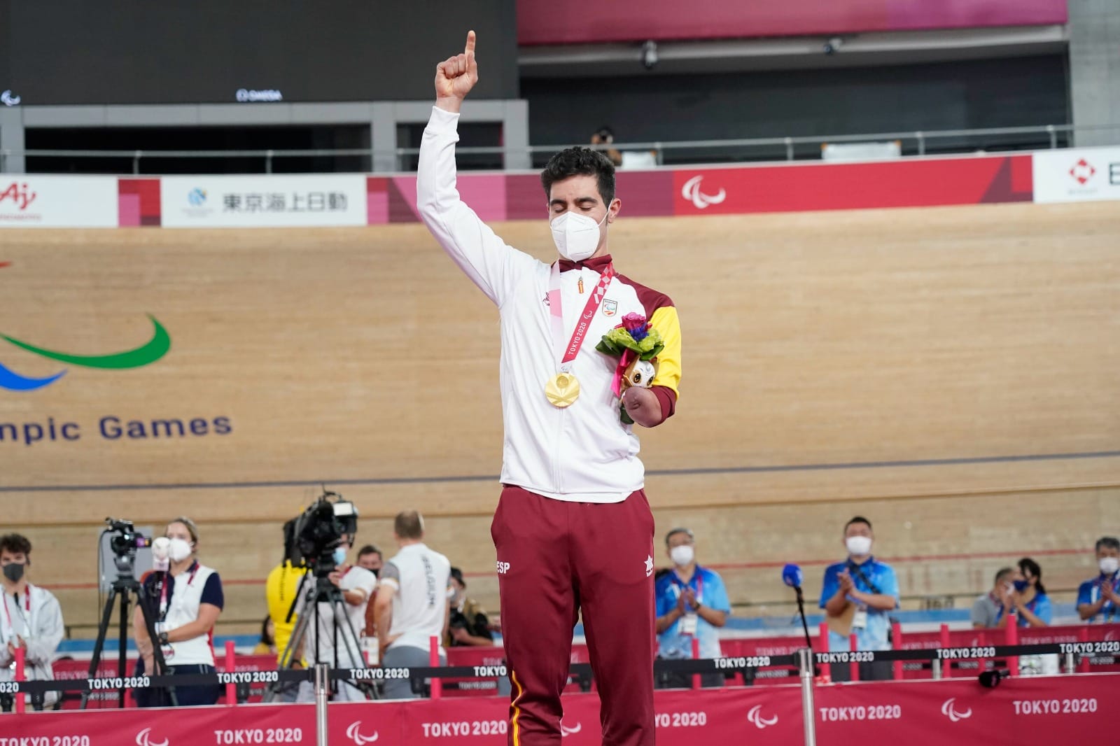 Alfonso Cabello señala al cielo mientras luce en el podio su medalla de oro.