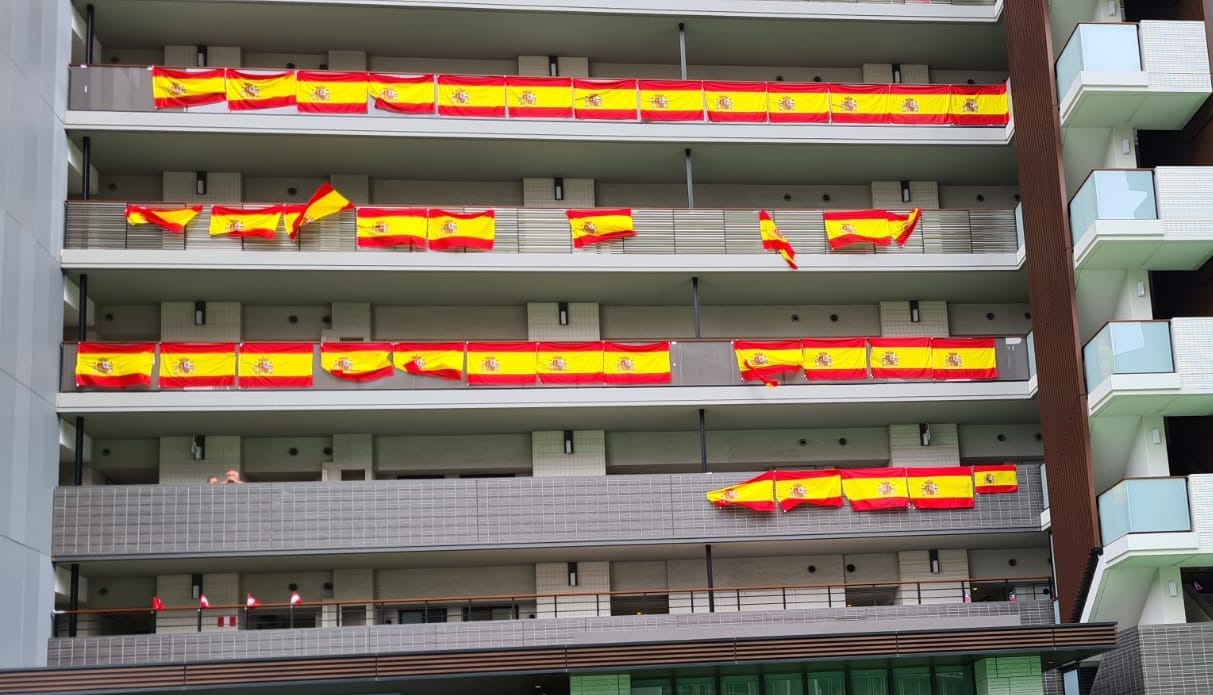 Villa Paralímpica con banderas de España