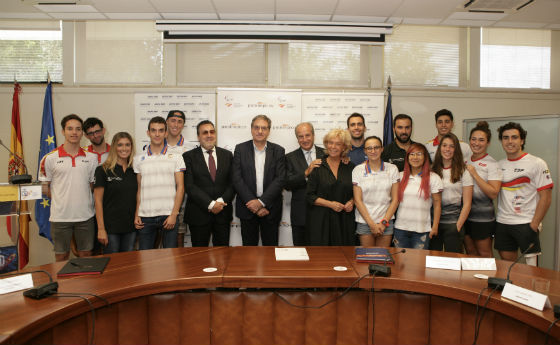 Foto de familia en la firma con Grupo Siro