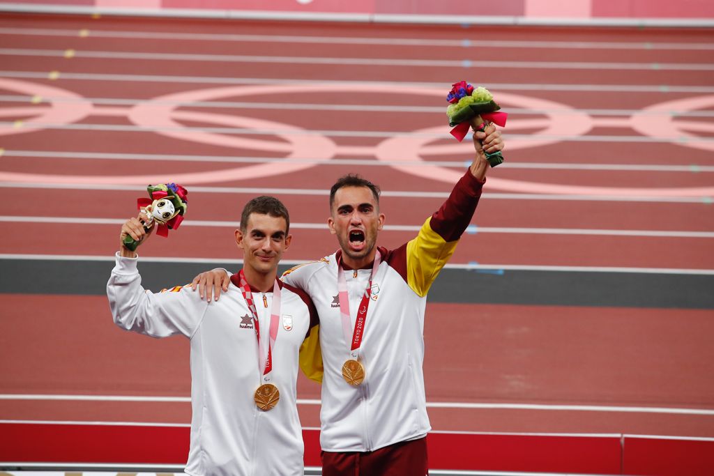 Gerard Descarrega y Guillermo Rojo en el podium de Tokio.
