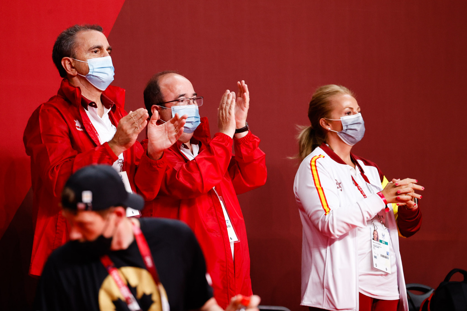 El Ministro de Cultura y Deporte Miquel Iceta aplaude en Tokyo a la selección española de baloncesto en silla de ruedas.