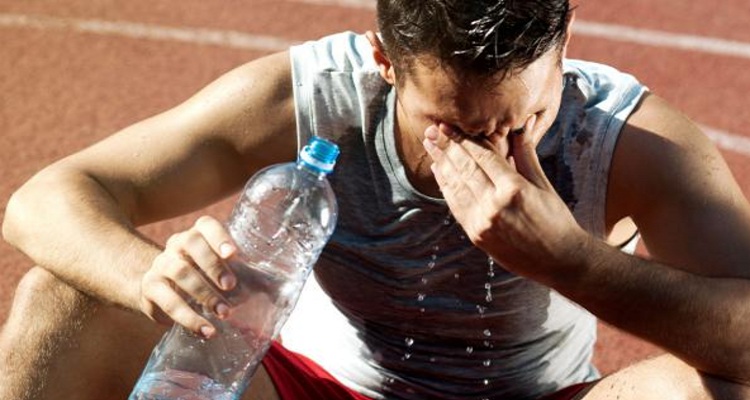 Deportista con una botella de agua