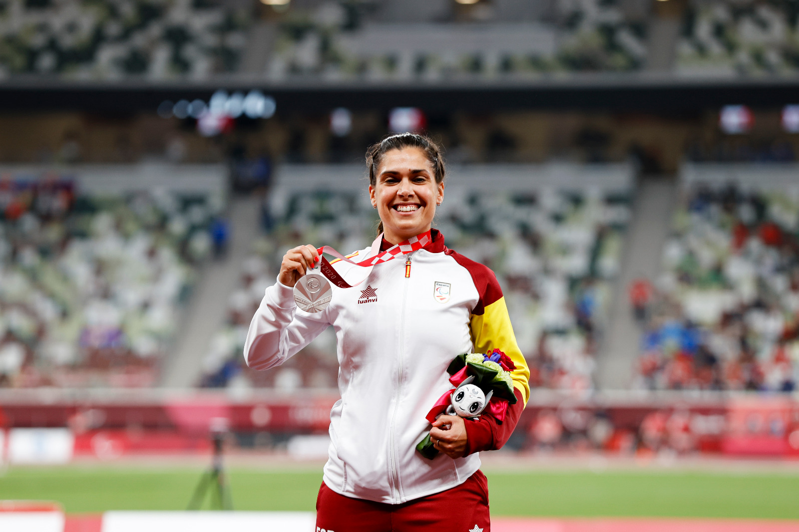 Miriam Martínez sostiene la primera medalla paralímpica de su vida