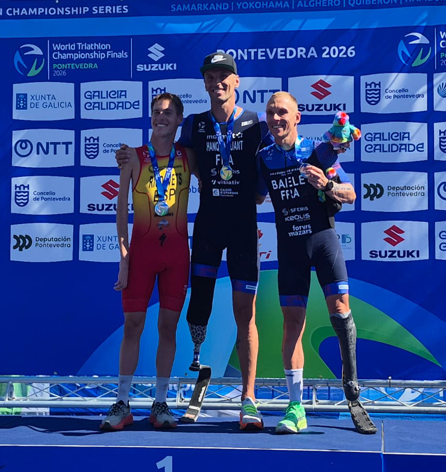 Nil Riudavets con la medalla