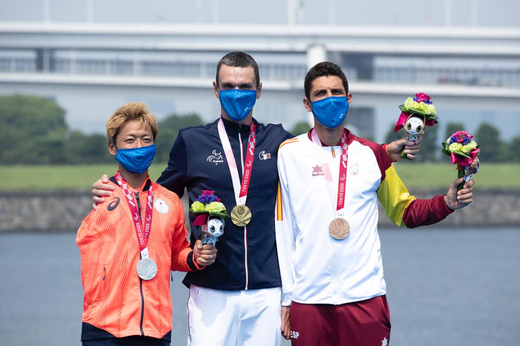Alex Sánchez Palomero, en el podio con su medalla de bronce.