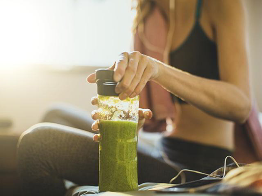 Deportista preparando un suplemento alimenticio