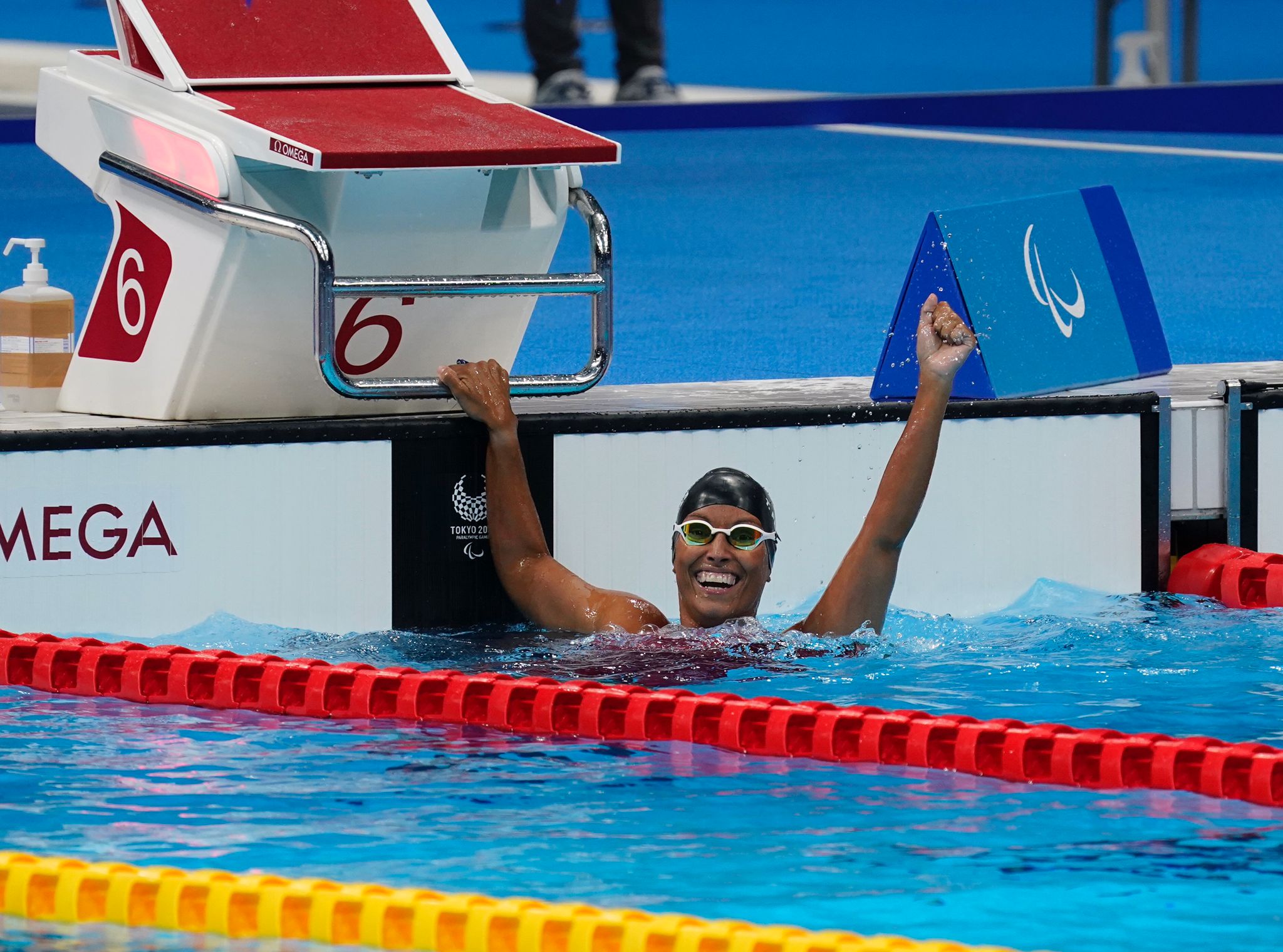 Teresa Perales levanta los brazos en la piscina tras conseguir su 27ª medalla paralímpica.