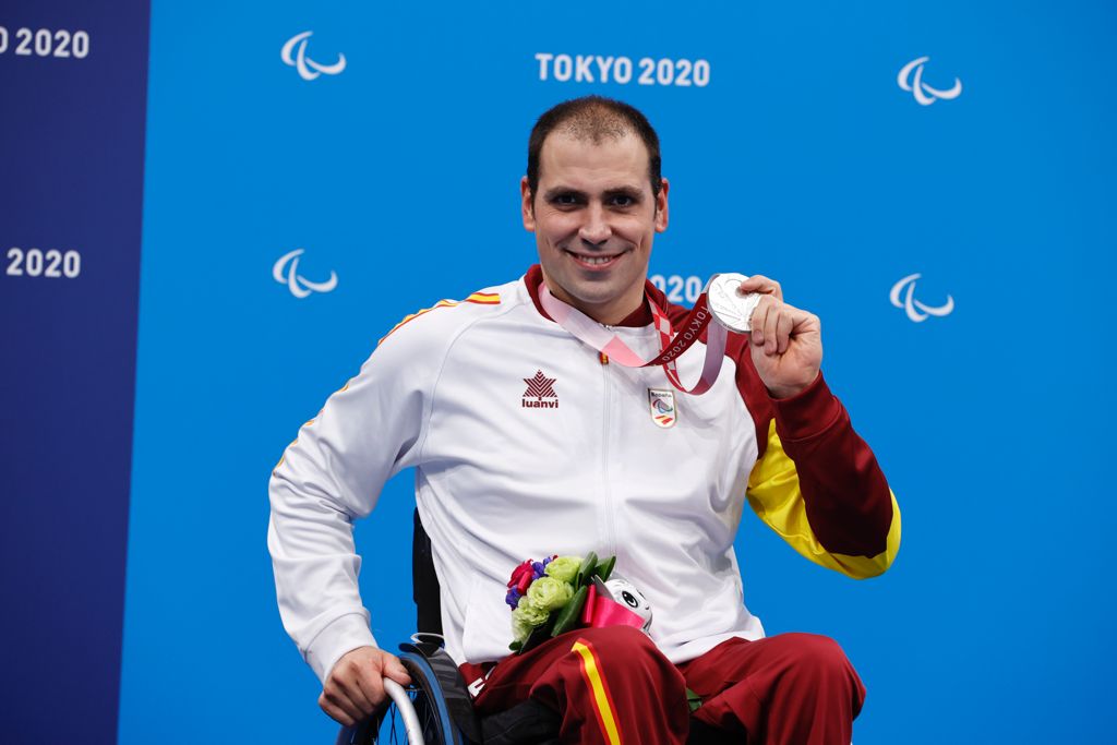Toni Ponce muestra su medalla de plata conseguida en Tokio 2020.