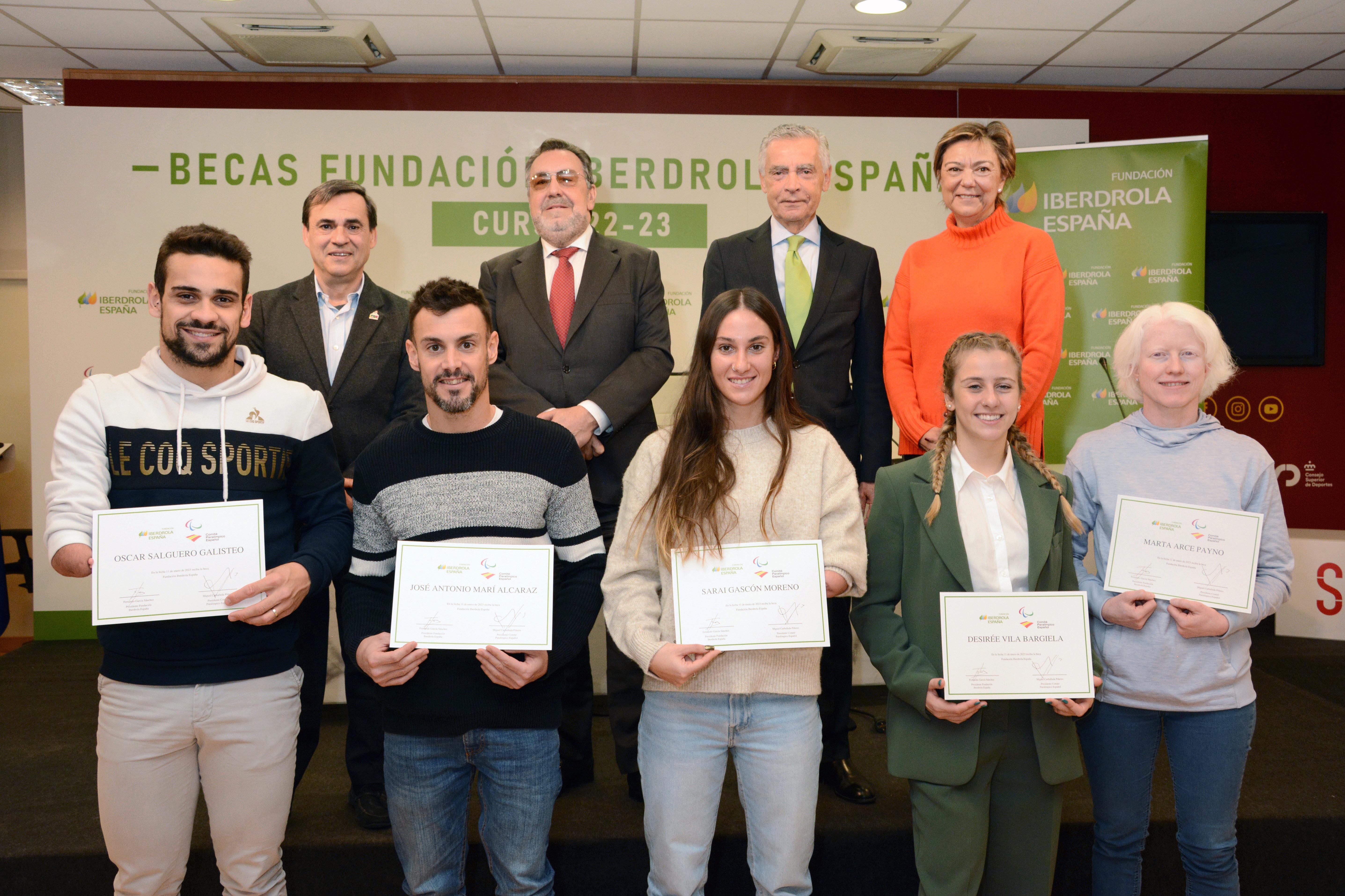 Foto de familia tras el acto de entrega