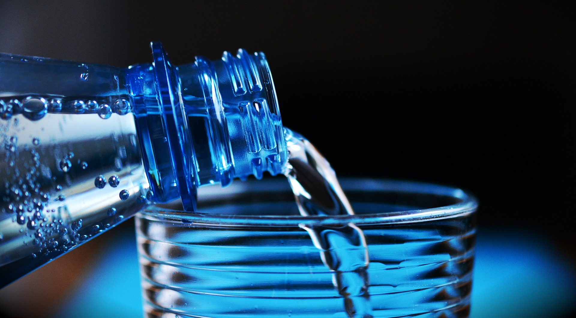 Botella y vaso de agua