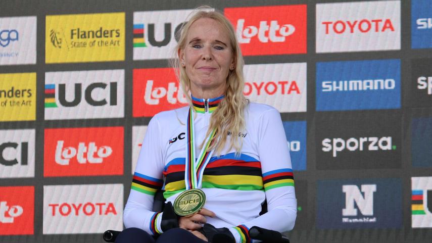 Manuela Vos con la medalla de oro del mundial