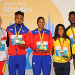 Adiaratou Iglesias posa con la medalla de plata en el podio de los 200 T12 del Mundial de Dubái