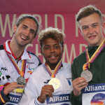 Daniel Pérez, en el podio con su medalla de plata como subcampeón de Europa en Berlín.