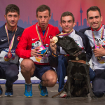 Gerard Descarrega y su guía Guillermo Rojo, en el podio con la medalla de oro de los 400 metros T11 del Europeo Berlín 2018.