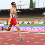 Lorenzo Albaladejo, entrando en meta como tercer clasificado de la prueba de 200 metros T38 en el Europeo de Berlín.