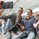El presidente del Gobierno, Pedro Sánchez, haciéndose un selfie con los deportistas paralímpicos