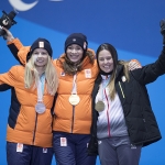 Imagen de Astrid Fina recoge su medalla de bronce en snowboard cross durante los Juegos Paralímpicos de Pyeongchang 2018.