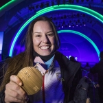 Imagen de Astrid Fina recoge su medalla de bronce en snowboard cross durante los Juegos Paralímpicos de Pyeongchang 2018.