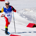 Pol Makuri durante la clásica de 20km de esquí de fondo en JJPP Pekín 2022. Ralf Kuckuck