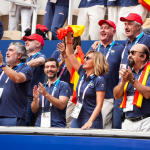 La delegación institucional celebrando el bronce de Martín de la Puente y Daniel Caverzaschi