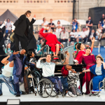 Bailarines en silla de ruedas durante la ceremonia de inauguración