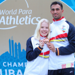 Meritxell Playà, con su guía y la medalla de bronce de la prueba de Longitud T11 del Mundial de Dubái