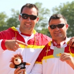 David Casinos, junto a su guía José Luis Arroyo, con el oro en Lanzamiento de Disco del Mundial de Lyon 2013.