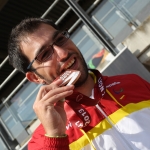 Maximiliano Rodríguez muerde su medalla de bronce de los 100 metros (clase T12) en el Mundial de Lyon 2013.