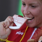 Elena Congost muerde su medalla de bronce de los 1.500 metros en el Mundial de Lyon 2013.