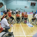 Abraham Carrión se dirige a la jugadoras de la selección española en un tiempo muerto del España-Alemania del Europeo BSR 2015.