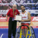 Pablo Zarzuela recibe el MVP del partido España-República Checa en el Europeo BSR 2015.