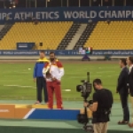 Kim López, en el podio de la prueba de Lanzamiento de Peso T12 en el Mundial de Atletismo Doha 2015.