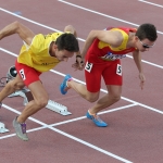 Gerard Descarrega y su guía Marcos Blanquiño, durante la prueba de 400 metros T11 del Mundial de Atletismo Doha 2015.