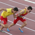Gerard Descarrega y su guía Marcos Blanquiño, durante la prueba de 400 metros T11 del Mundial de Atletismo Doha 2015.