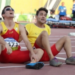 Gerard Descarrega y su guía Marcos Blanquiño, al final de la prueba de 400 metros T11 del Mundial de Atletismo Doha 2015.
