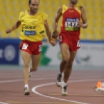 Manuel Garnica, con su guía, en la prueba de 5000 metros T11 del Mundial de Atletismo Doha 2015.