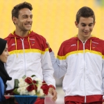 Gerard Descarrega y Marcos Blanquiño, en el podio tras lograr la medalla de plata en los 400 metros T11 del Mundial Doha 2015.