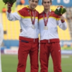 Gerard Descarrega y Marcos Blanquiño, en el podio tras lograr la medalla de plata en los 400 metros T11 del Mundial Doha 2015.