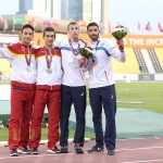 Gerard Descarrega y Marcos Blanquiño, tras lograr la medalla de plata en los 400 metros T11 del Mundial Doha 2015.
