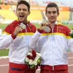 Gerard Descarrega y Marcos Blanquiño, tras lograr la medalla de plata en los 400 metros T11 del Mundial Doha 2015.