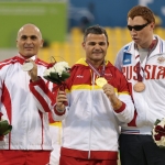 David Casinos, en el podio como campeón del mundo de lanzamiento de disco en el Mundial de Atletismo Doha 2015.