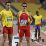 Gerard Descarrega y su guía Marcos Blanquiño, antes de la prueba de 400 metros T11 del Mundial de Atletismo Doha 2015.